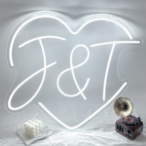 Customised single heart middle initial neon sign, personalised LED neon lights for weddings, events, parties, bedrooms, living rooms and home decor, unique and ideal gift for birthdays, weddings, ceremonies, Valentine’s Day, Children’s Day and more!